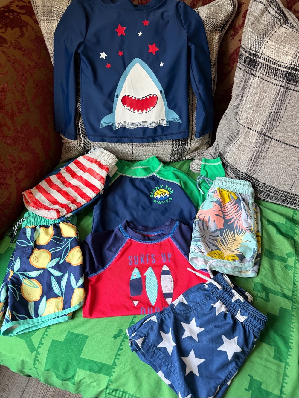 Cat & Jack Navy Long-Sleeve Shark Rashguard with Red Stars y carter's